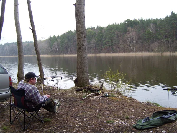 Homme Assis Sur Banc Dans Lac — Photo