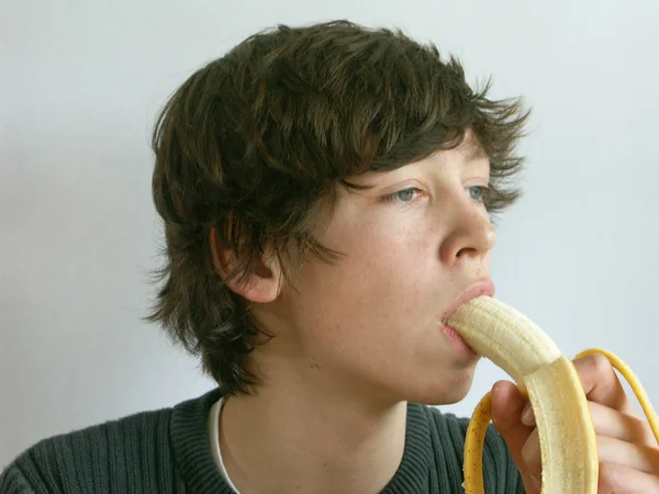 Garçon Manger Banane Dans Studio — Photo