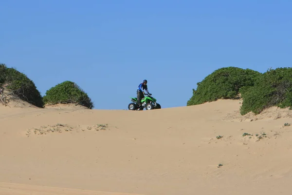 Homem Montando Areia Praia — Fotografia de Stock
