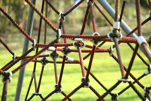 Szögesdrót Kerítés Háttérben Régi Elhagyatott Gyár — Stock Fotó