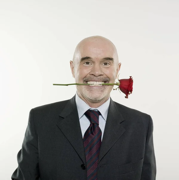Retrato Empresário Sorridente Segurando Uma Rosa Vermelha — Fotografia de Stock