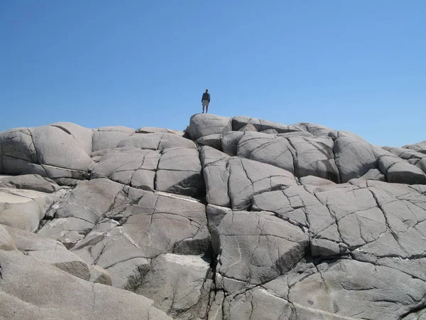 岩の上に立つ女性は — ストック写真