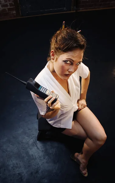 Kobieta Telefonem Komórkowym Retro — Zdjęcie stockowe