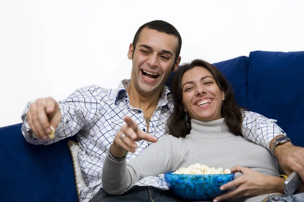 Pareja Joven Viendo Televisión Juntos Casa —  Fotos de Stock