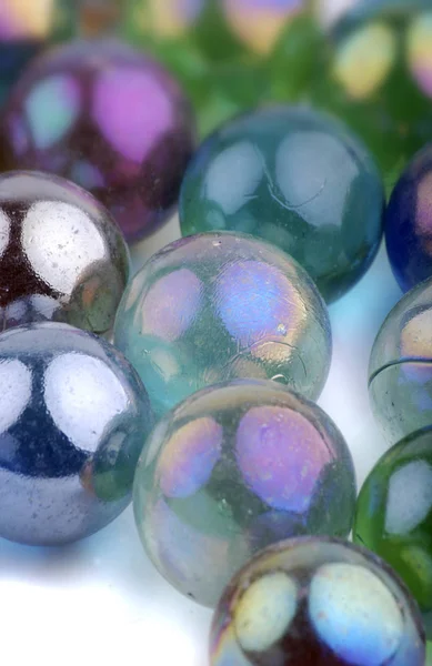 Boules Verre Colorées Sur Fond Blanc — Photo