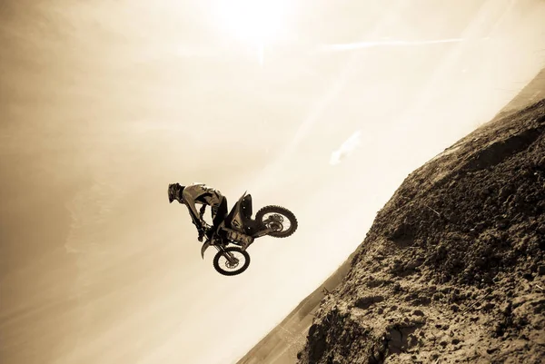 Man Helm Springen Het Zand — Stockfoto