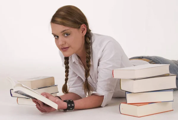 Jonge Vrouw Die Een Boek Leest Bibliotheek — Stockfoto