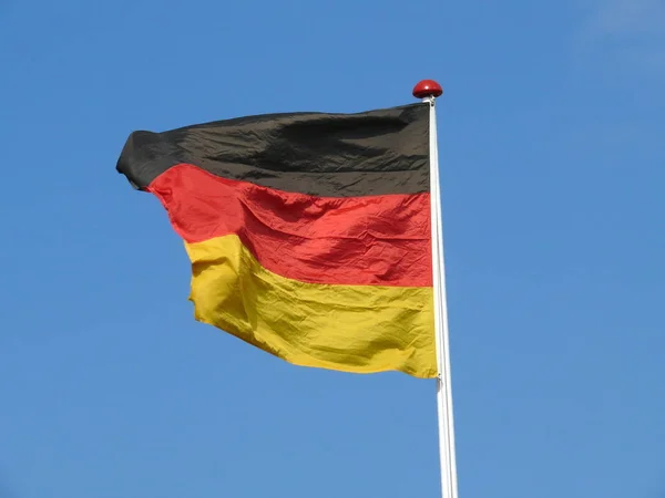 Флаг Германии Флагштоке Фоне Голубого Неба — стоковое фото