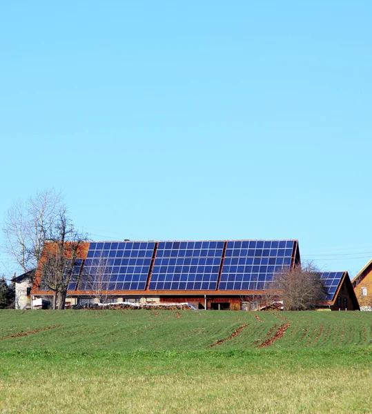 太陽電池パネルや代替エネルギー — ストック写真