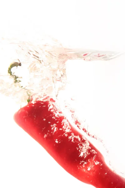 Pimiento Rojo Cayendo Agua — Foto de Stock