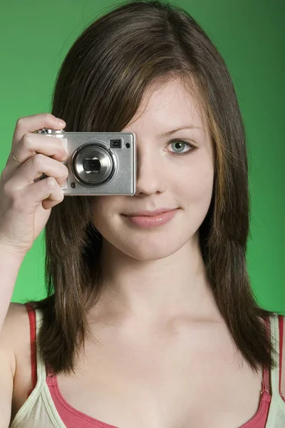 Mujer Joven Con Cámara Fondo Verde — Foto de Stock