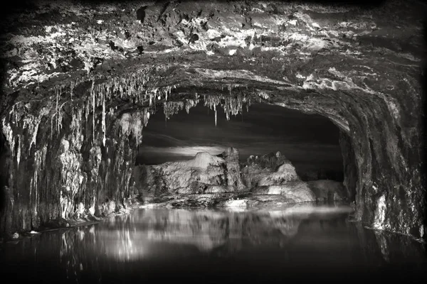 洞穴中美丽的铆钉的黑白照片 — 图库照片