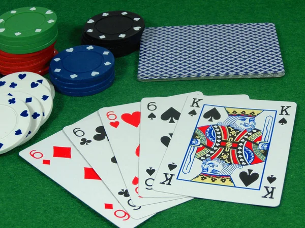 Jugando Las Cartas Cerca Fondo Póquer —  Fotos de Stock