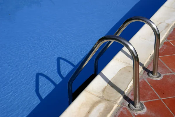 Schwimmbad Mit Blauem Wasser — Stockfoto