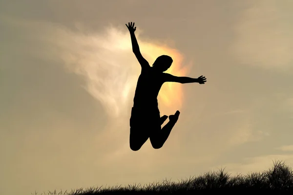 Sahilde Zıplayan Bir Adamın Silüeti — Stok fotoğraf