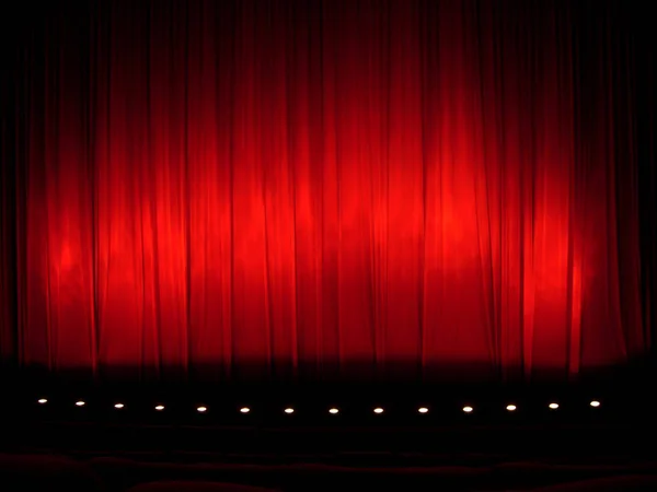 Tirai Merah Dengan Lampu Sorot — Stok Foto