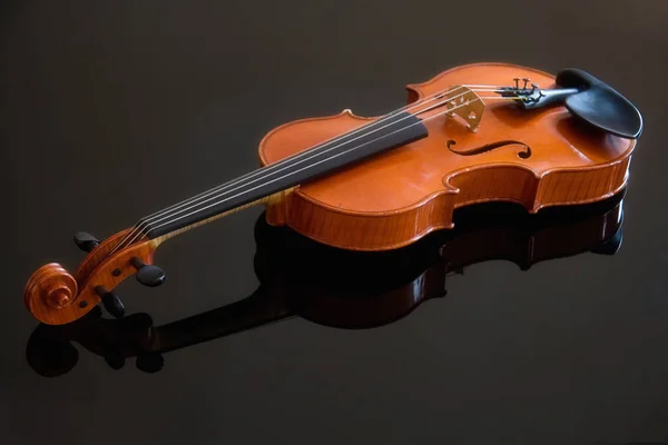 ピアノ蓋のバイオリン — ストック写真