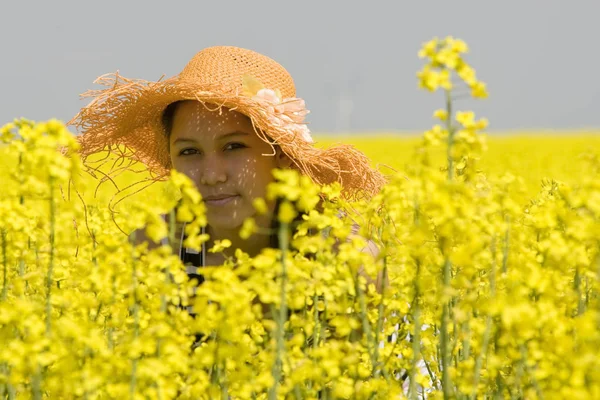 Młoda Kobieta Polu Słoneczników — Zdjęcie stockowe