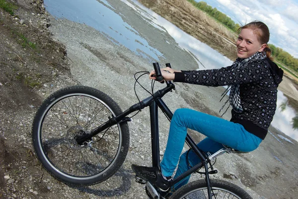 Junge Frau Mit Fahrrad Unterwegs — Stockfoto