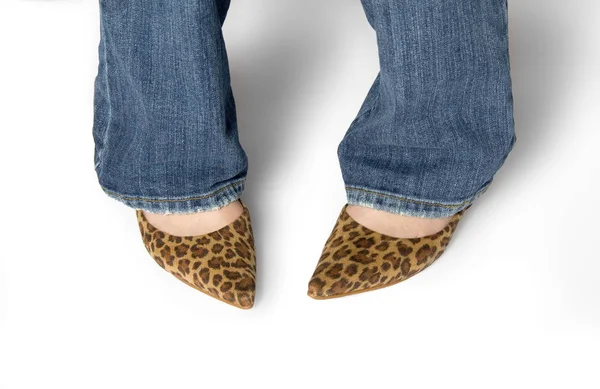 Kobiece Nogi Dżinsach Niebieskie Buty Białym Tle — Zdjęcie stockowe