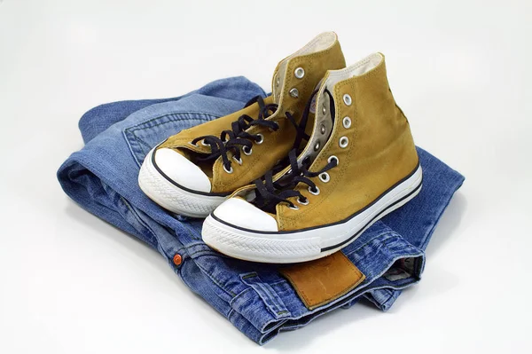 Turnschuhe Und Blaue Jeans — Stockfoto