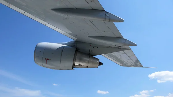 空を背景に飛行中の戦闘機 — ストック写真