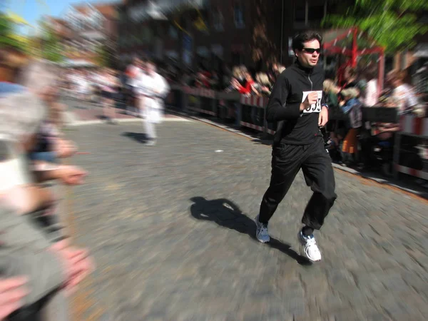 Muž Běží Ulici Batohem — Stock fotografie