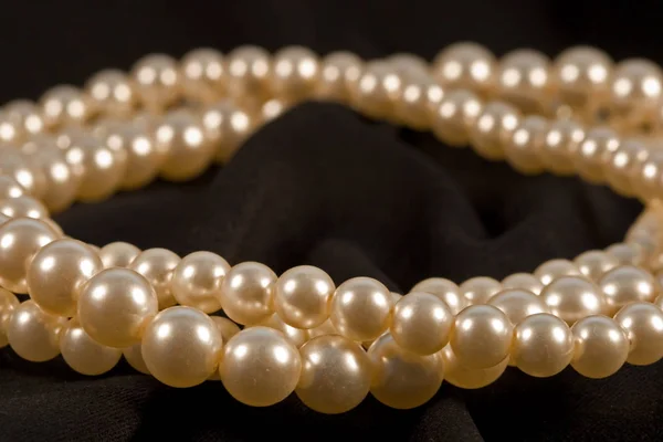 Collana Perle Sfondo Nero — Foto Stock