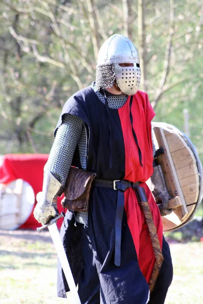 Chevalier Avec Casque Épée — Photo