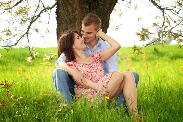 牧草地で幸せな若いカップルが — ストック写真