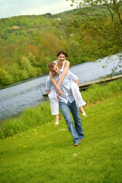 Jeune Couple Heureux Dans Pré — Photo