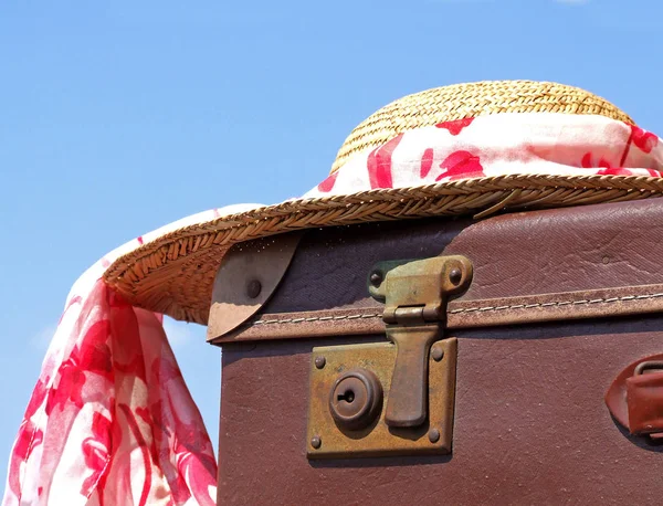 Παλιά Βαλίτσα Ένα Καπέλο Και Μια Τσάντα Στην Παραλία — Φωτογραφία Αρχείου