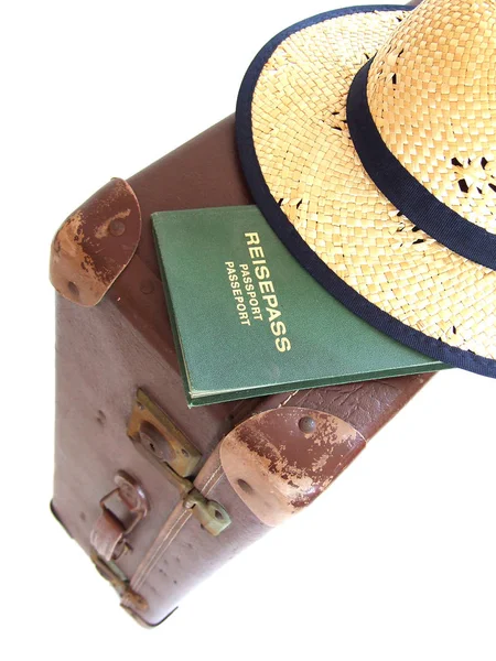 Βαλίτσα Ταξιδιού Διαβατήριο Και Καπέλο Που Απομονώνεται Λευκό — Φωτογραφία Αρχείου