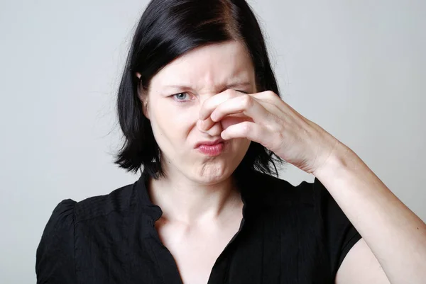 Retrato Una Hermosa Mujer Con Las Manos Cara — Foto de Stock