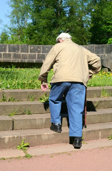 Senior Podnosi Się Górę — Zdjęcie stockowe