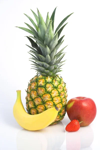 Ananas Und Ananas Auf Weißem Hintergrund — Stockfoto