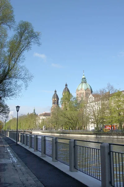 Lukas Kirche München Und Isar — Stockfoto