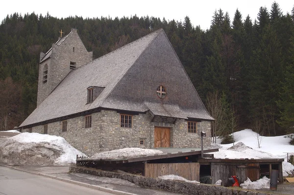 阿尔卑斯山中的石教堂 — 图库照片