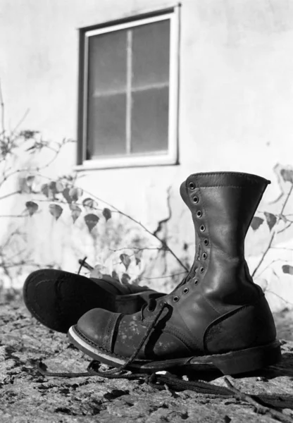 Schwarze Stiefel Und Schuhe Auf Dem Boden — Stockfoto
