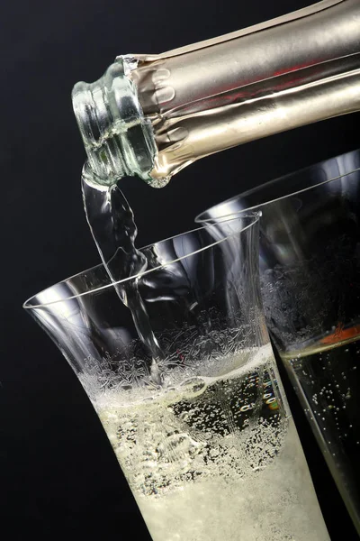 Versando Champagne Nei Bicchieri — Foto Stock