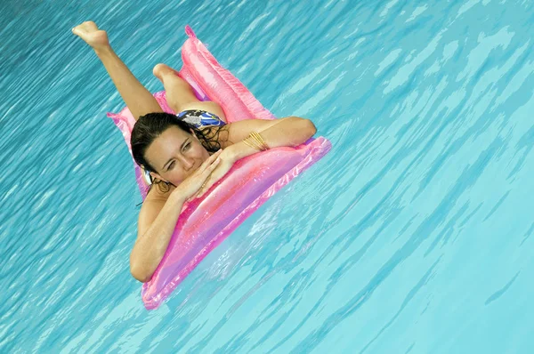 Junge Frau Schwimmbad — Stockfoto