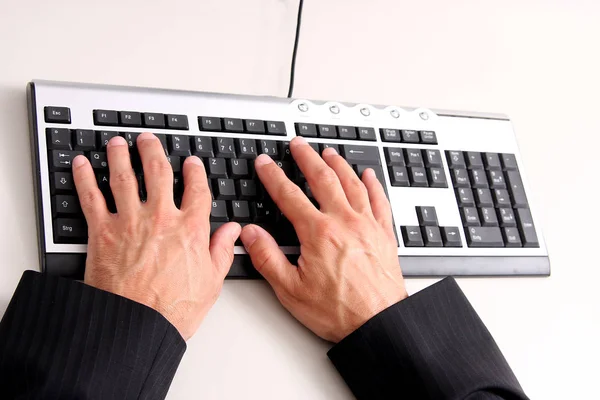 Manos Masculinas Escribiendo Teclado Del Ordenador — Foto de Stock