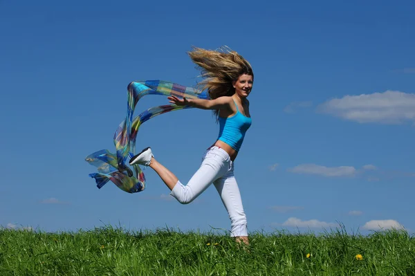 Jovem Mulher Com Cabelo Voador Vestido Azul Saltando Com Buquê — Fotografia de Stock