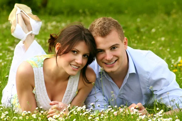 Pareja Joven Enamorada Parque —  Fotos de Stock