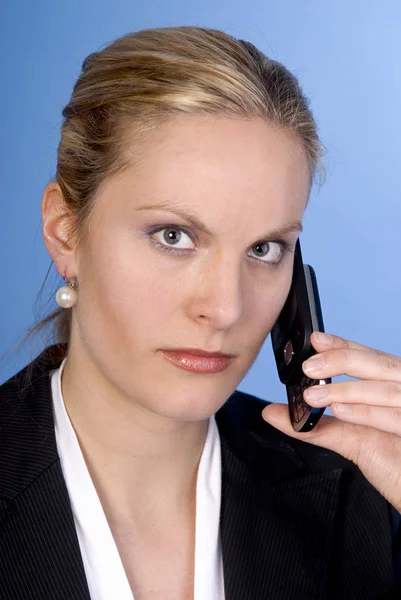 Mujer Joven Que Hace Llamadas Telefónicas — Foto de Stock