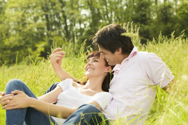 Romantisch Paar Het Gras Tuin — Stockfoto