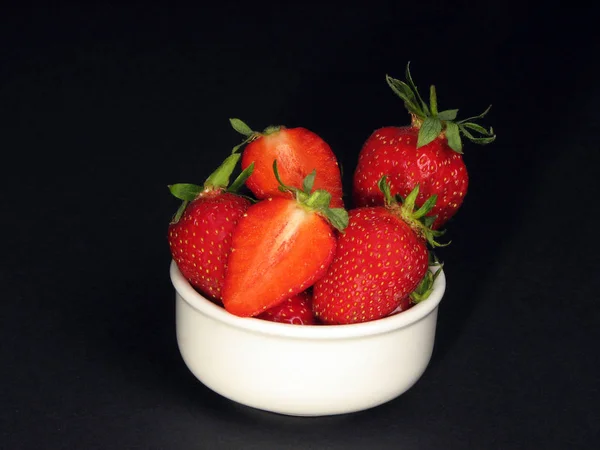 White Box Filled Strawberries — 图库照片