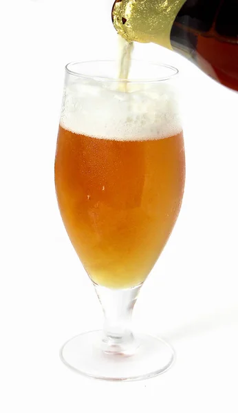 Cerveja Vidro Com Espuma Fundo Branco — Fotografia de Stock