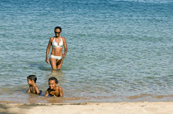 Mujer Joven Bikini Playa — Foto de Stock