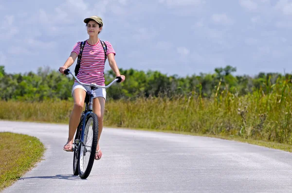 Mujer Joven Bicicleta Parque — Foto de Stock